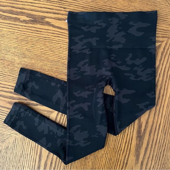 NEW! SPANX Look at Me Now Seamless Cropped Leggings - Black Camo - Picture 8 of 9